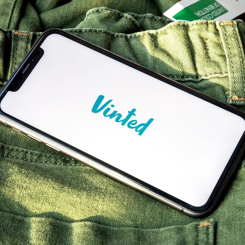 telefon z napisem 'Vinted'